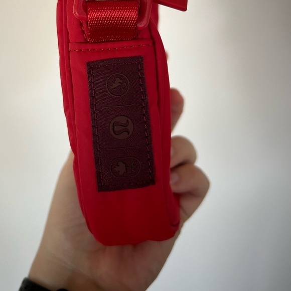 Lululemon TEAM CANADA 22 Future Legacy Crossbody Bag CRMS Crimson Red Like New - Picture 5 of 10